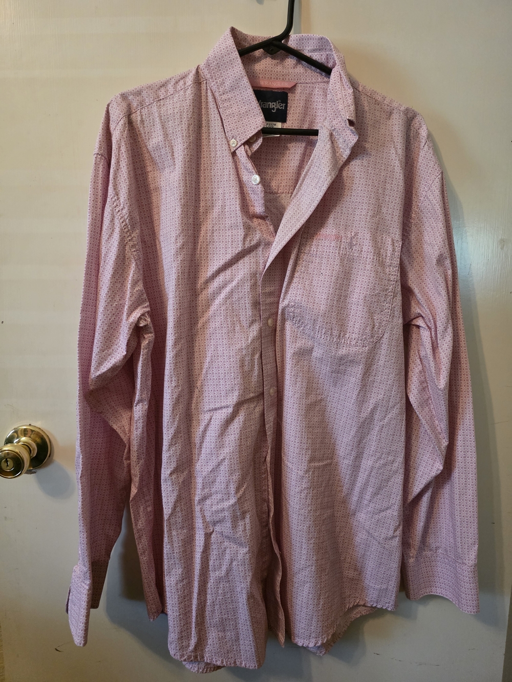 Wrangler Men’s Light Pink Button-Down Shirt with Micro Pattern